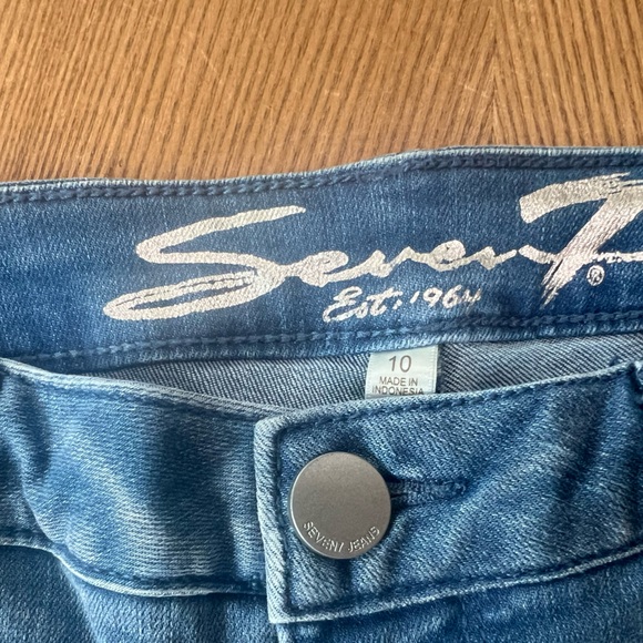 Seven7 medium wash jean shorts women’s size 10 - Picture 4 of 4